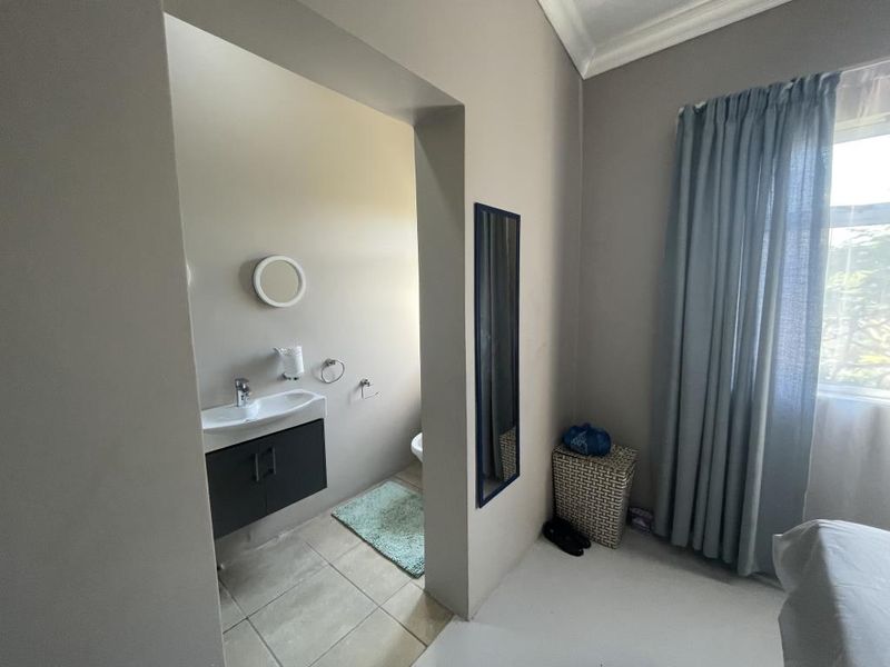 Modern four-bedroom townhouse in Clearview Crescent, Beacon Bay - Photo 5