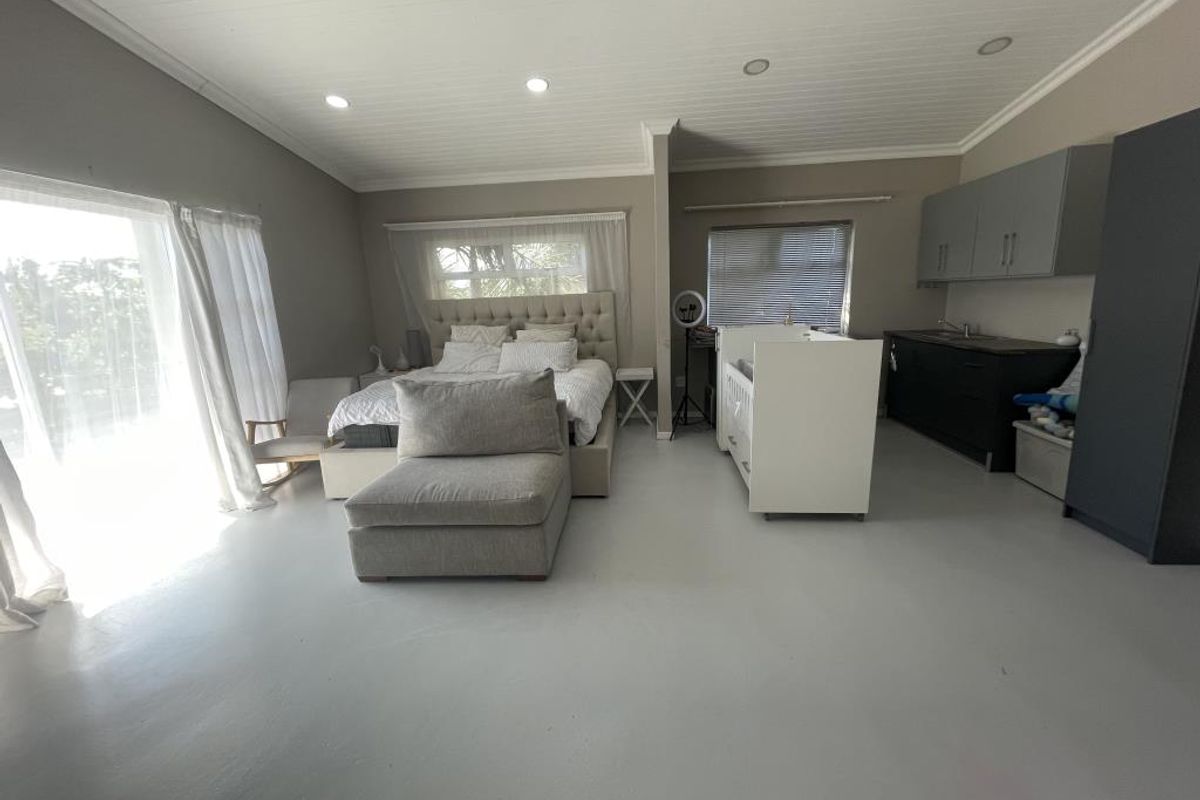 Modern four-bedroom townhouse in Clearview Crescent, Beacon Bay - Photo 2