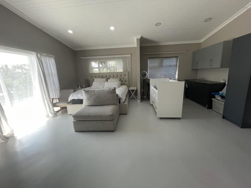 Modern four-bedroom townhouse in Clearview Crescent, Beacon Bay - Photo 2