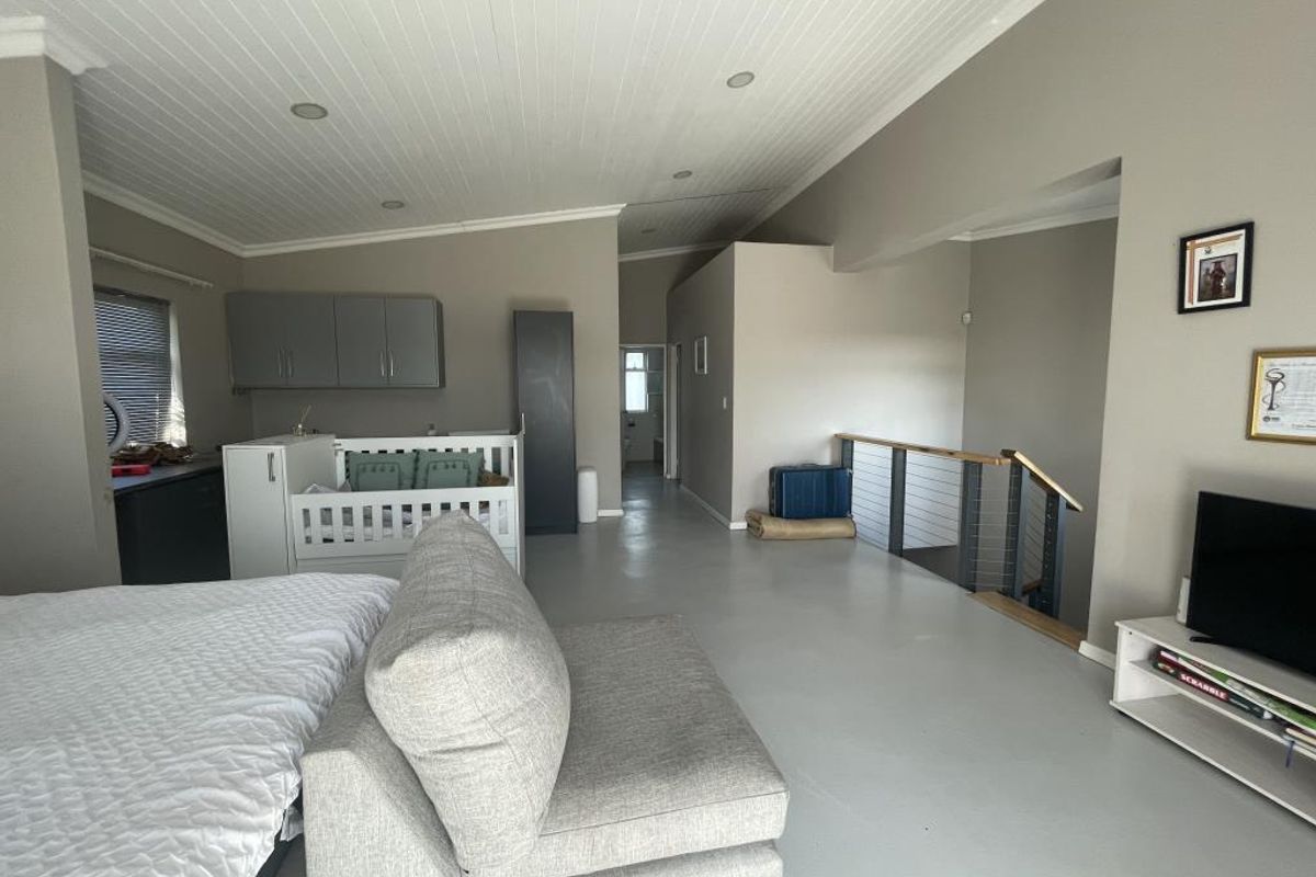 Modern four-bedroom townhouse in Clearview Crescent, Beacon Bay - Photo 3