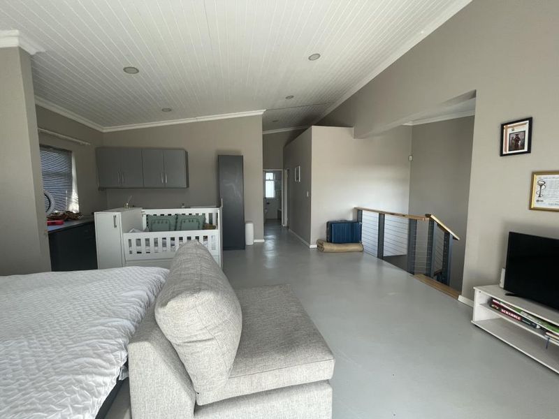 Modern four-bedroom townhouse in Clearview Crescent, Beacon Bay - Photo 3