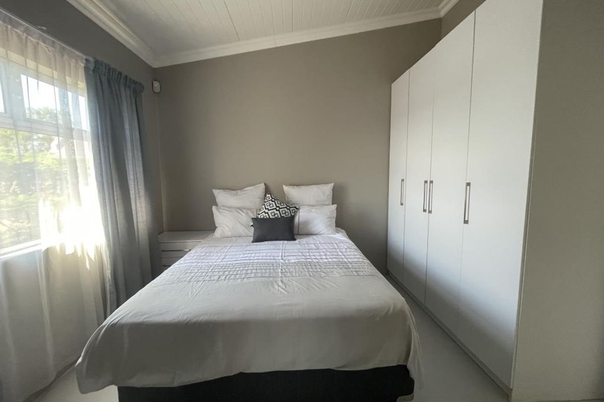 Modern four-bedroom townhouse in Clearview Crescent, Beacon Bay - Photo 4