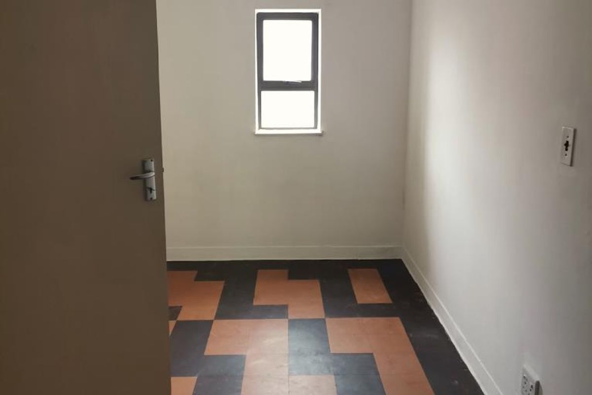 Spacious room in Chadbert Court, Quigney - Photo 4