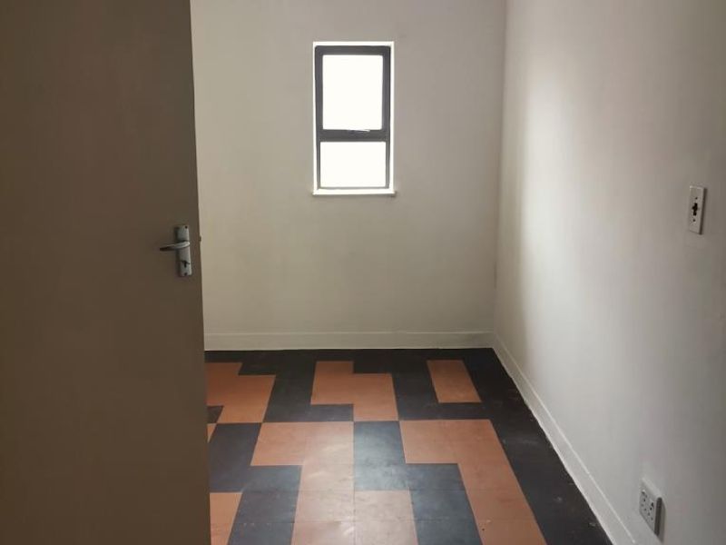 Spacious room in Chadbert Court, Quigney - Photo 4