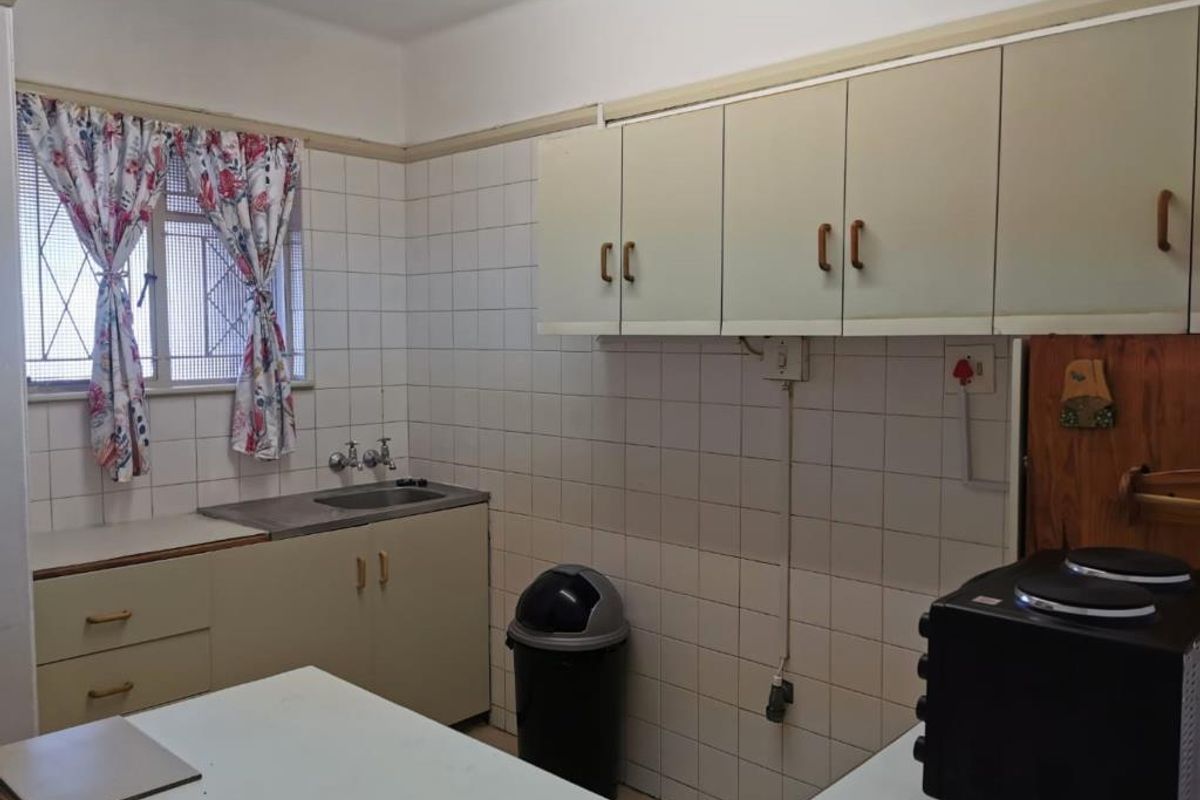 Spacious room in Chadbert Court, Quigney - Photo 2