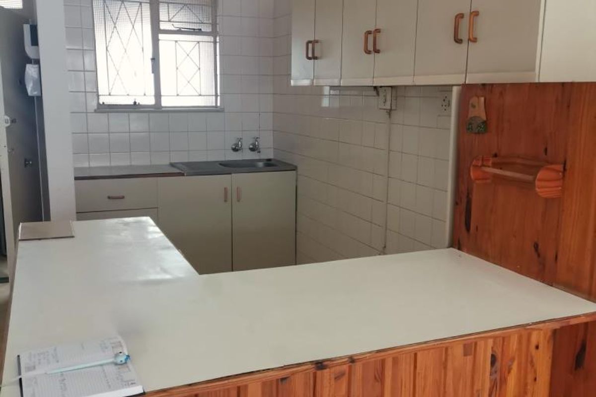 Spacious room in Chadbert Court, Quigney - Photo 3