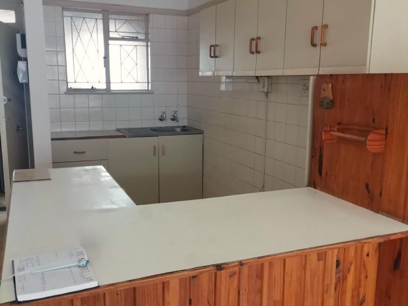 Spacious room in Chadbert Court, Quigney - Photo 3