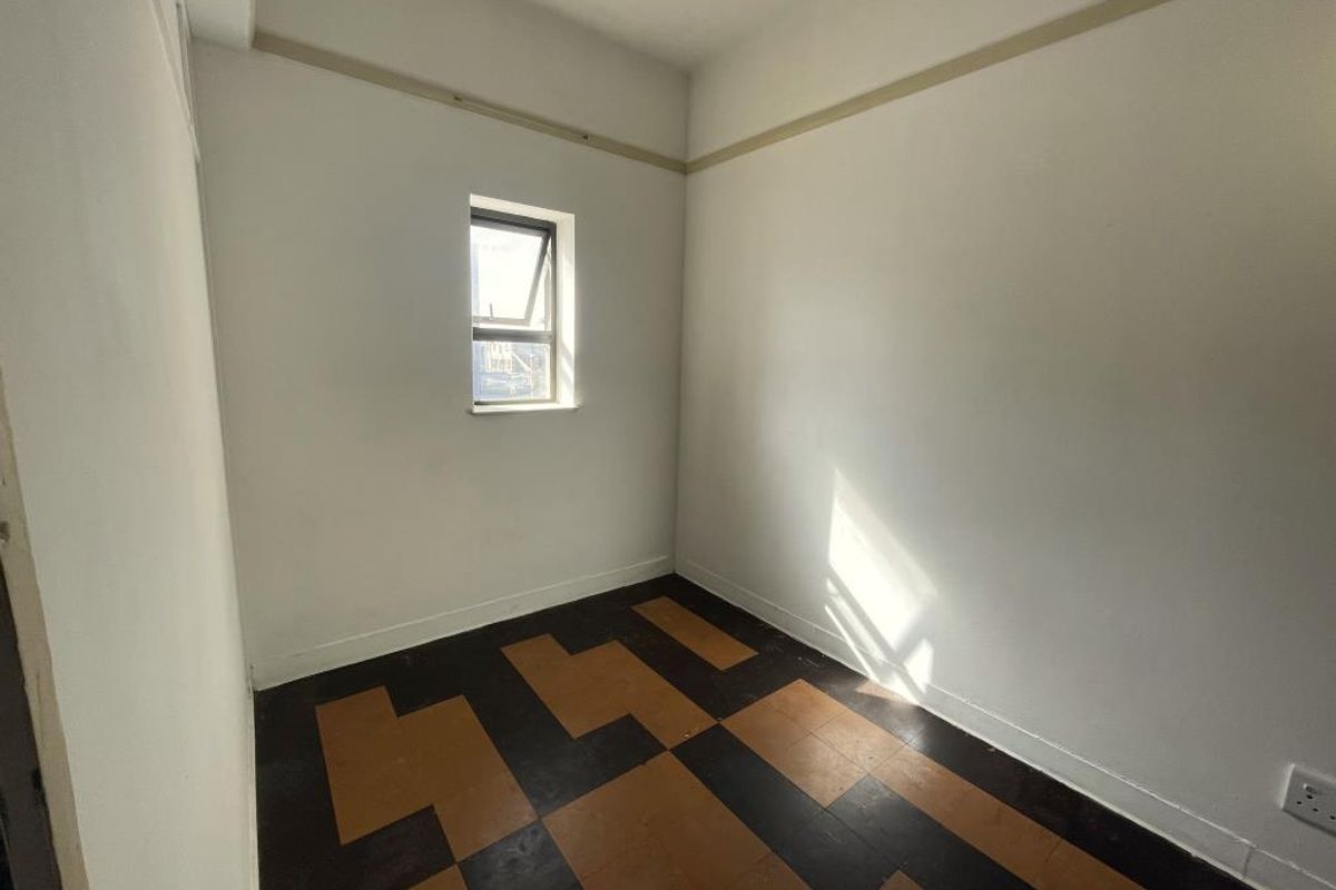 Spacious room in Chadbert Court, Quigney - Photo 5