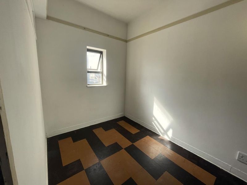 Spacious room in Chadbert Court, Quigney - Photo 5