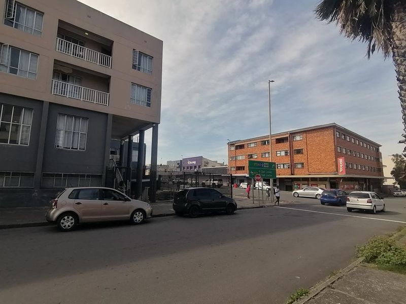 Spacious room in Chadbert Court, Quigney - Photo 9