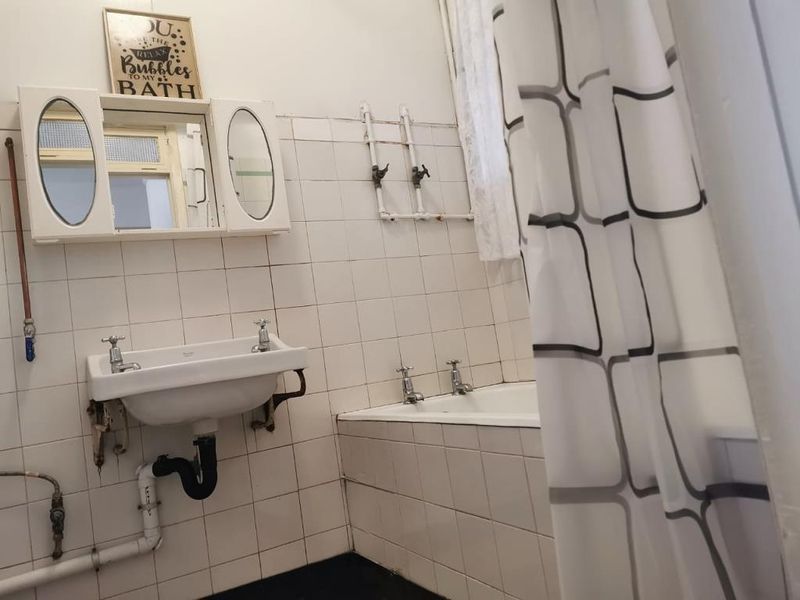 Spacious room in Chadbert Court, Quigney - Photo 8