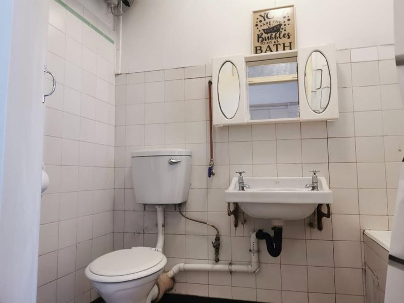 Spacious room in Chadbert Court, Quigney - Photo 7