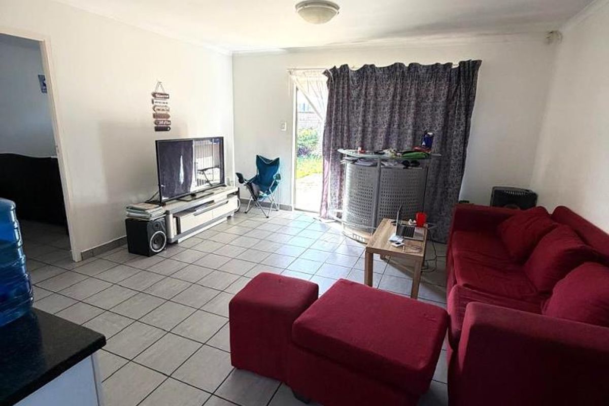 Well-Maintained Two-Bedroom Townhouse in Tyson Place, Gonubie - Photo 3