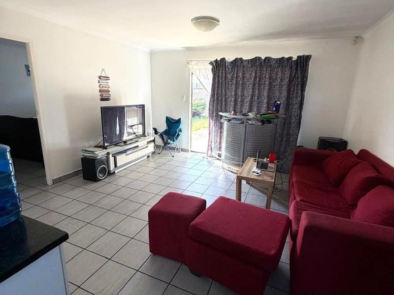 Well-Maintained Two-Bedroom Townhouse in Tyson Place, Gonubie - Photo 3