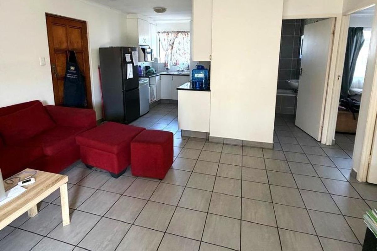 Well-Maintained Two-Bedroom Townhouse in Tyson Place, Gonubie - Photo 2