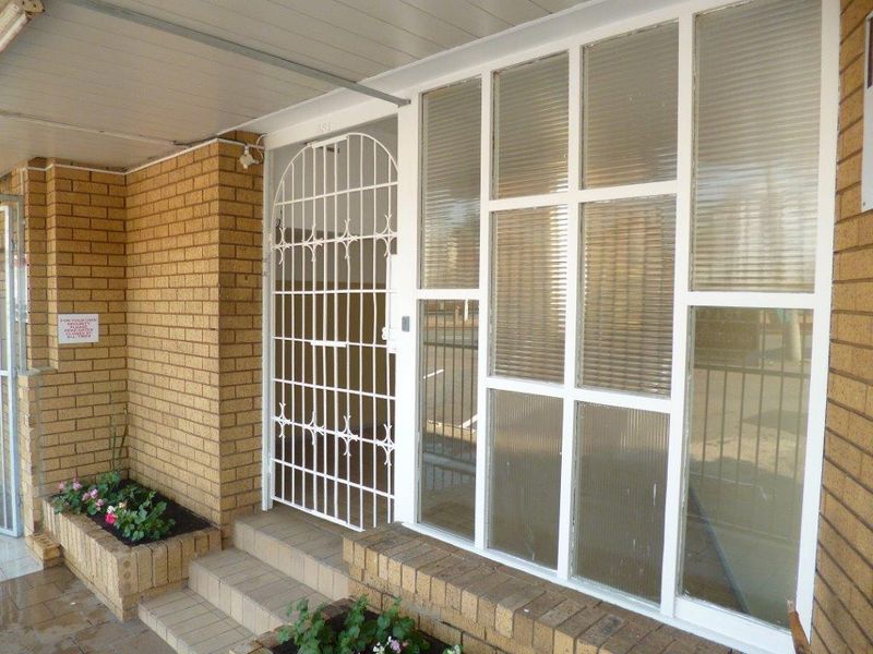 EVERYTHING ON YOUR DOORSTEP IN THIS LOVELY TWO BEDROOM UNIT ON THE BLUFF.  - Photo 1