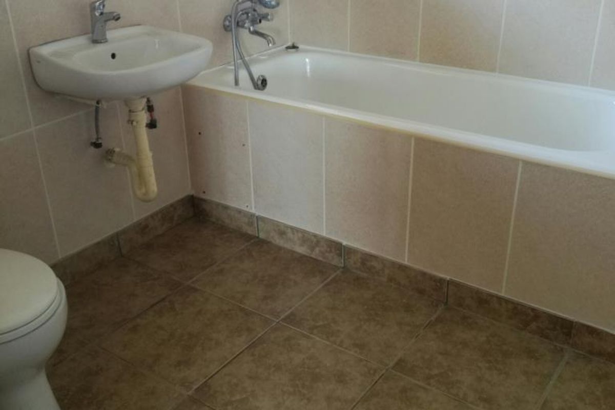 EVERYTHING ON YOUR DOORSTEP IN THIS LOVELY TWO BEDROOM UNIT ON THE BLUFF.  - Photo 2