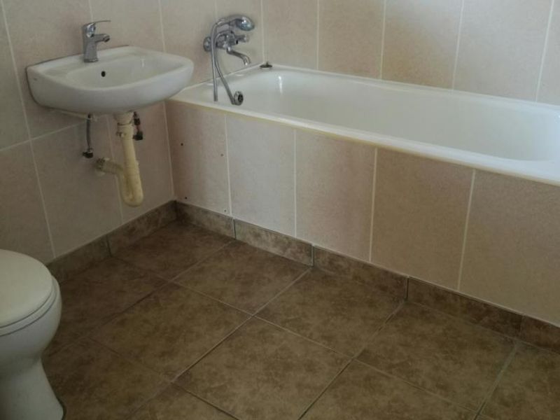 EVERYTHING ON YOUR DOORSTEP IN THIS LOVELY TWO BEDROOM UNIT ON THE BLUFF.  - Photo 2