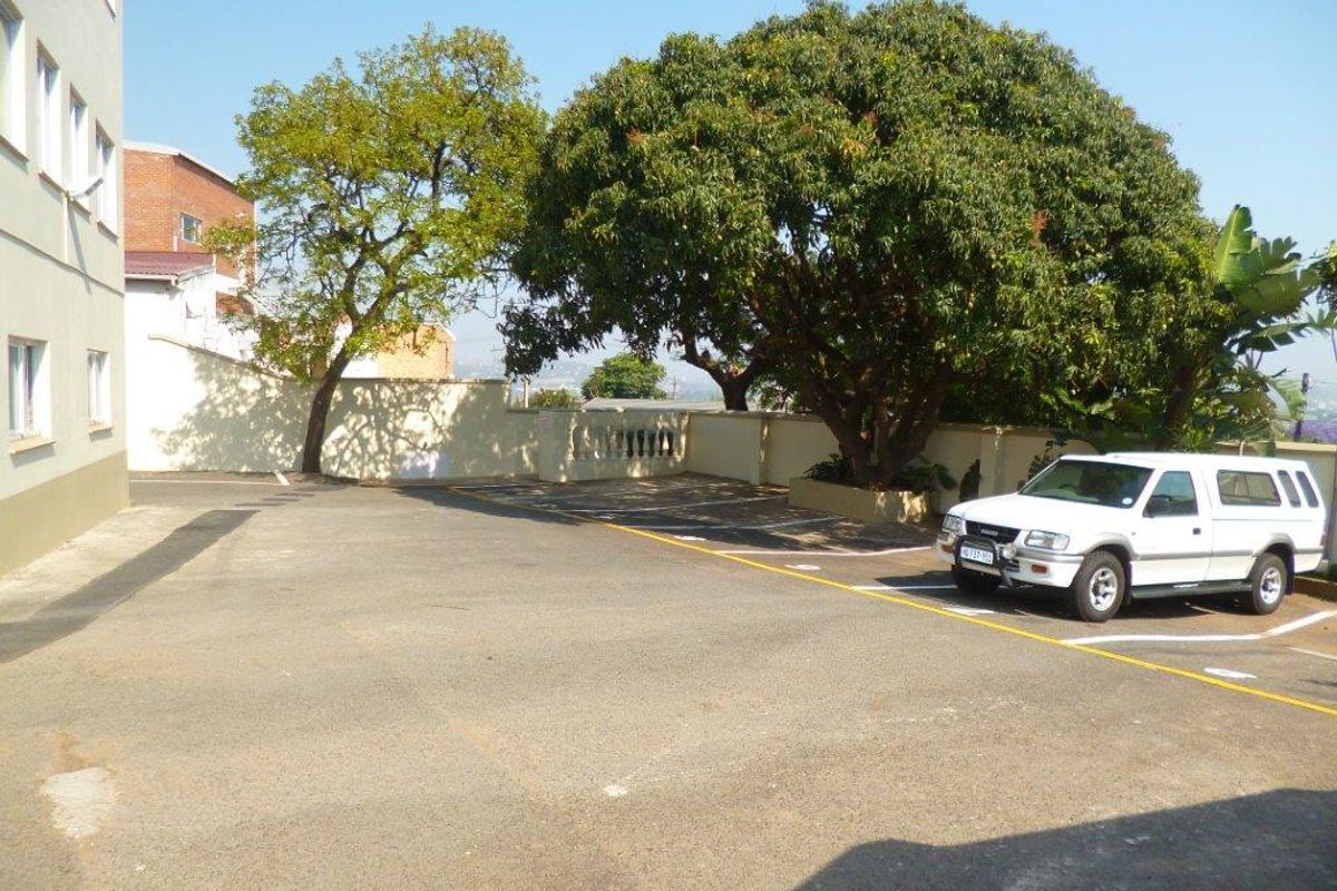 EVERYTHING ON YOUR DOORSTEP IN THIS LOVELY TWO BEDROOM UNIT ON THE BLUFF.  - Photo 5