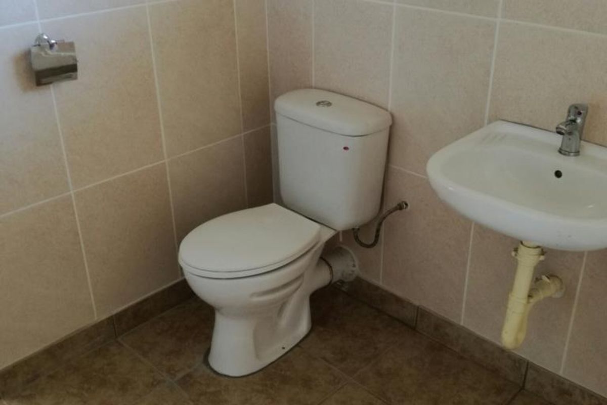 EVERYTHING ON YOUR DOORSTEP IN THIS LOVELY TWO BEDROOM UNIT ON THE BLUFF.  - Photo 3
