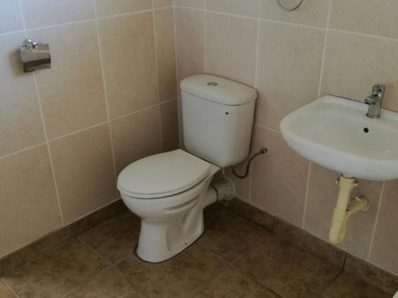 EVERYTHING ON YOUR DOORSTEP IN THIS LOVELY TWO BEDROOM UNIT ON THE BLUFF.  - Photo 3