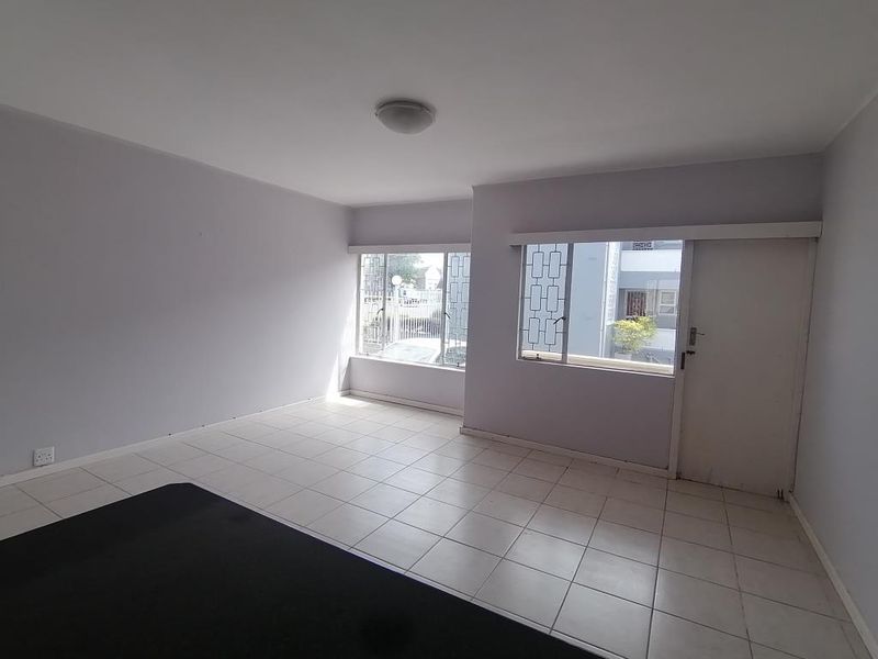 Renovated 2 Bedroom Flat in Colin Court, Berea - Photo 2