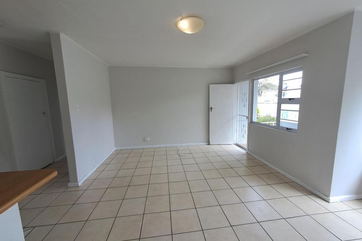 Bright two-bedroom flat in David Court, Berea - Photo 4
