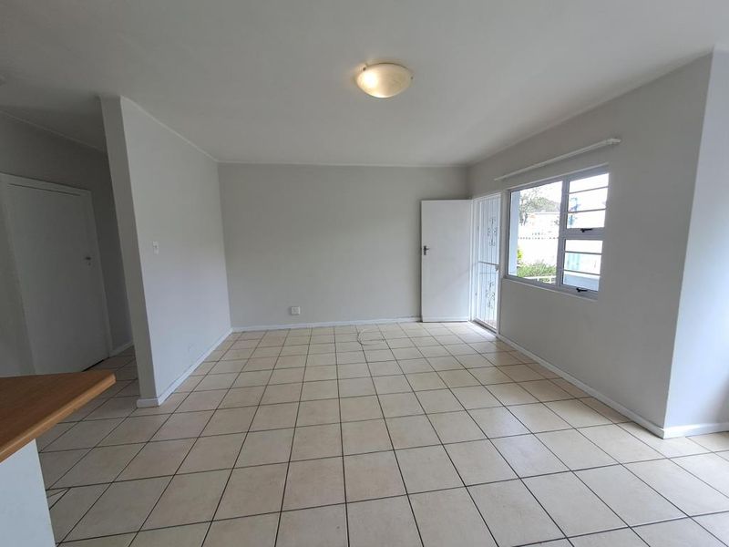 Bright two-bedroom flat in David Court, Berea - Photo 4