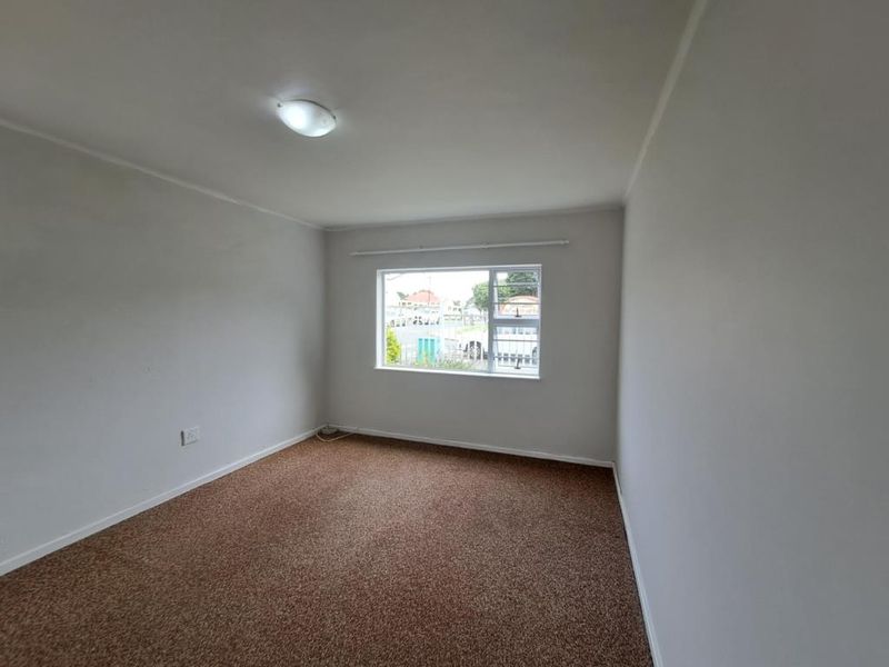 Bright two-bedroom flat in David Court, Berea - Photo 7