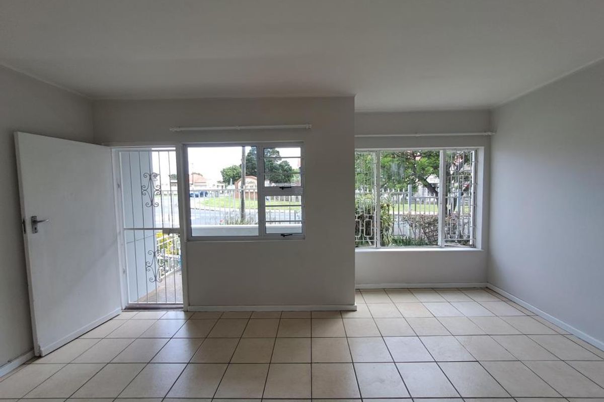 Bright two-bedroom flat in David Court, Berea - Photo 3