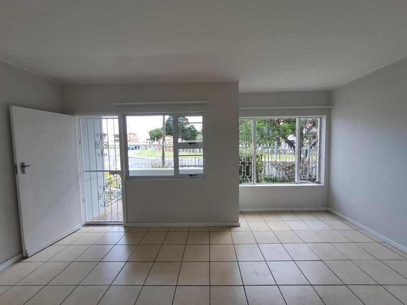 Bright two-bedroom flat in David Court, Berea - Photo 3