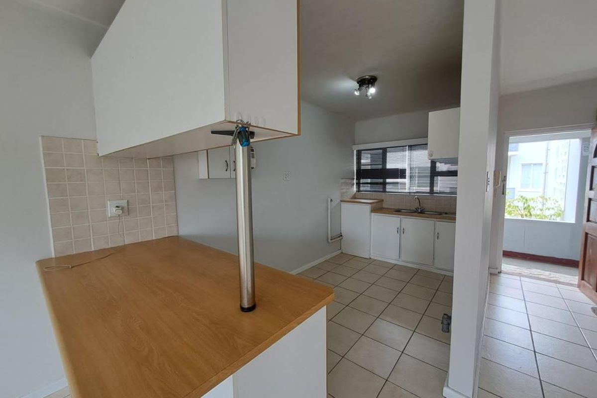 Bright two-bedroom flat in David Court, Berea - Photo 2