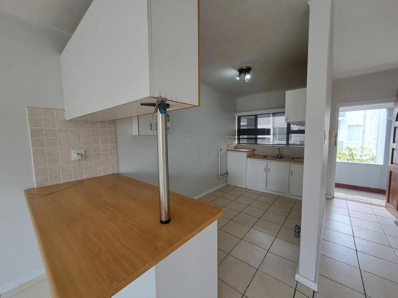 Bright two-bedroom flat in David Court, Berea - Photo 2