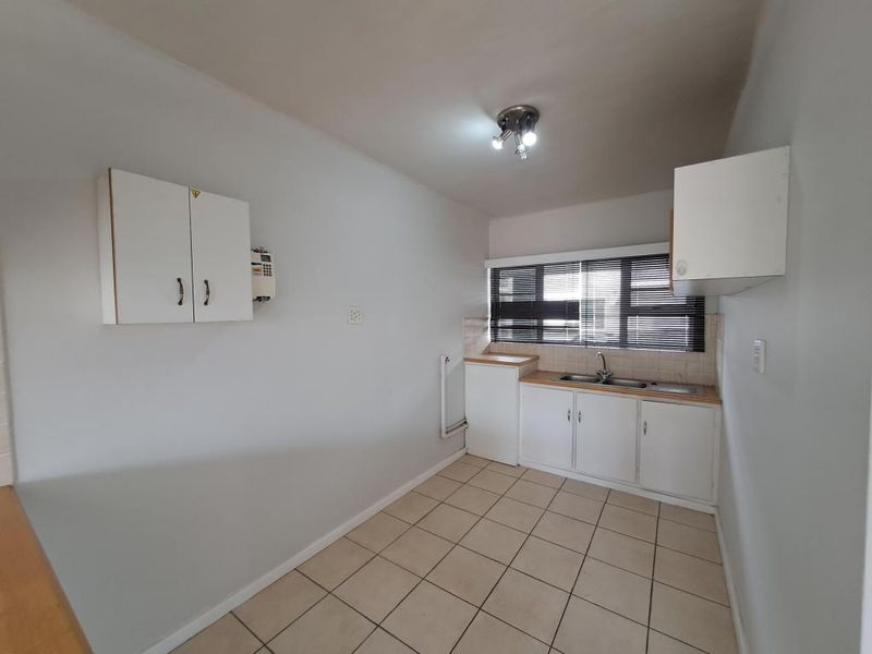 Bright two-bedroom flat in David Court, Berea - Photo 5