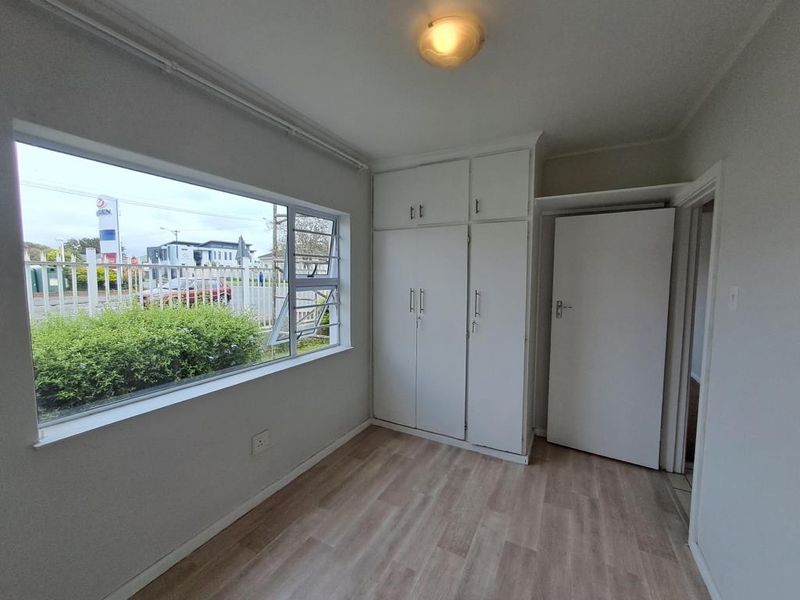 Bright two-bedroom flat in David Court, Berea - Photo 10