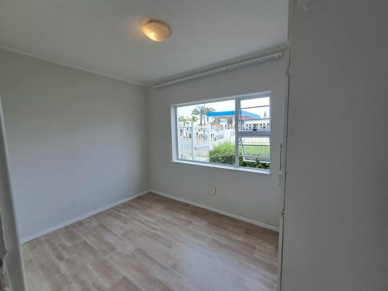 Bright two-bedroom flat in David Court, Berea - Photo 9