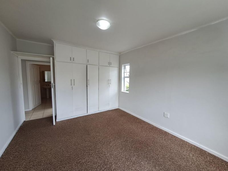 Bright two-bedroom flat in David Court, Berea - Photo 8