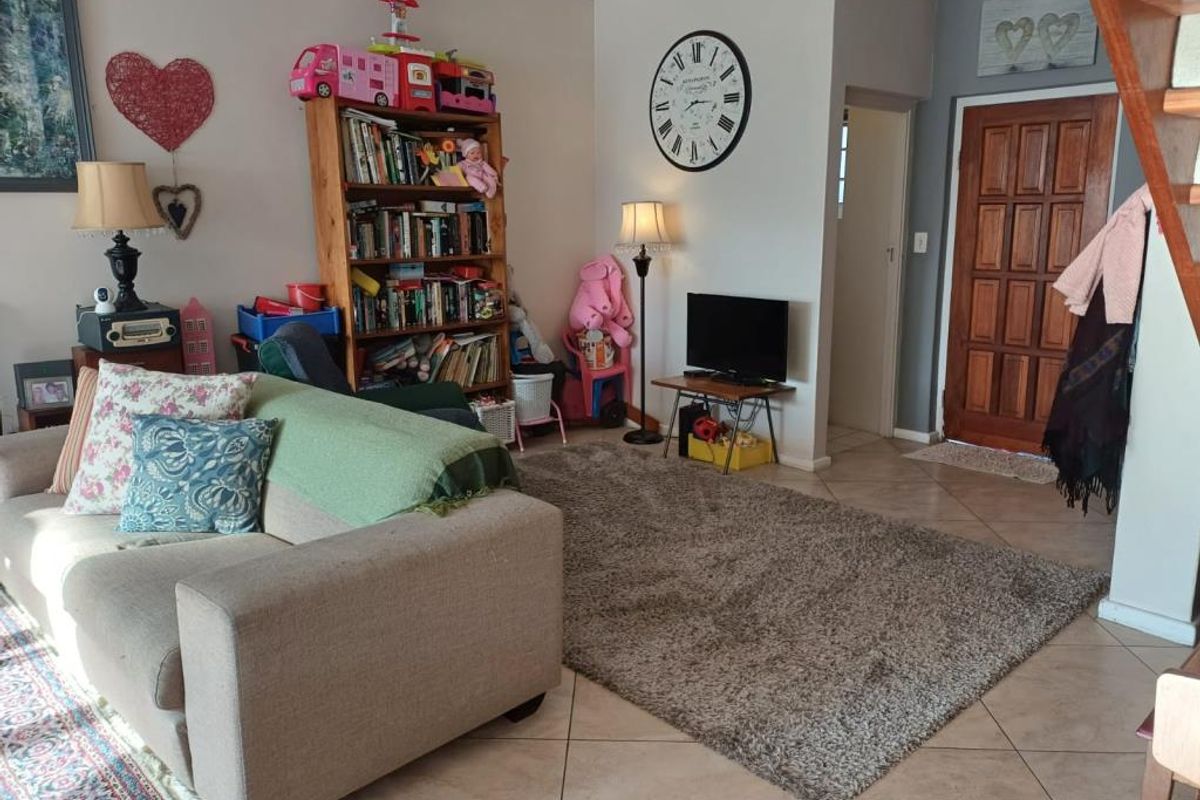 Well-maintained three-bedroom duplex in Village Glen, Bonza Bay - Photo 2