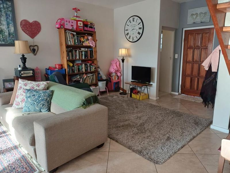 Well-maintained three-bedroom duplex in Village Glen, Bonza Bay - Photo 2