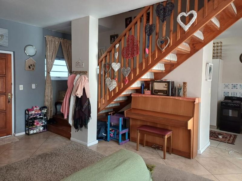 Well-maintained three-bedroom duplex in Village Glen, Bonza Bay - Photo 3