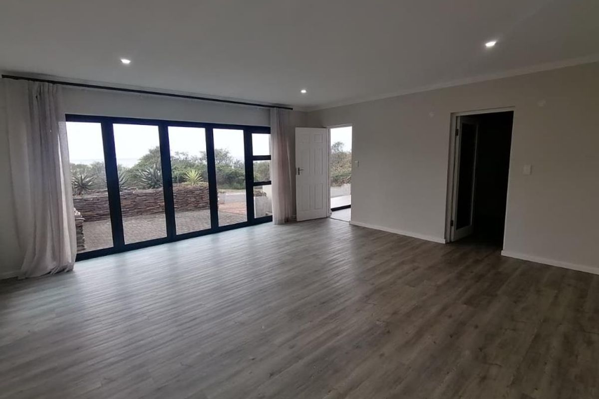 Expansive 3 Bedroom House in Coral Beach, Winterstrand - Photo 4