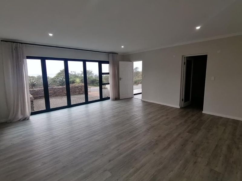 Expansive 3 Bedroom House in Coral Beach, Winterstrand - Photo 4