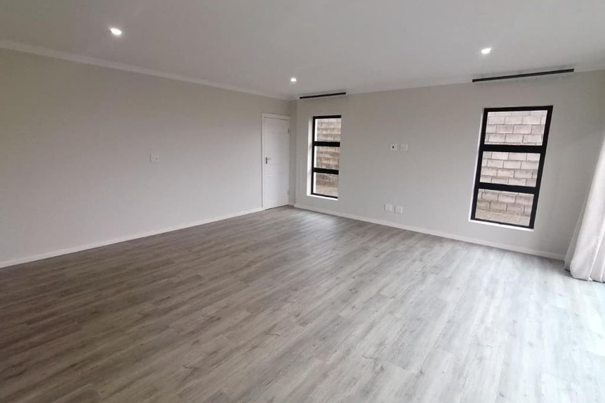 Expansive 3 Bedroom House in Coral Beach, Winterstrand - Photo 2