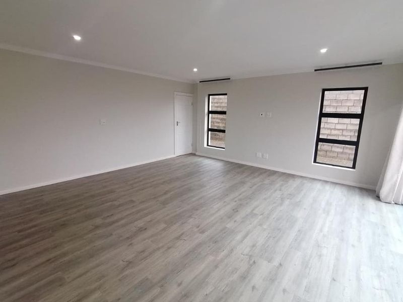 Expansive 3 Bedroom House in Coral Beach, Winterstrand - Photo 2