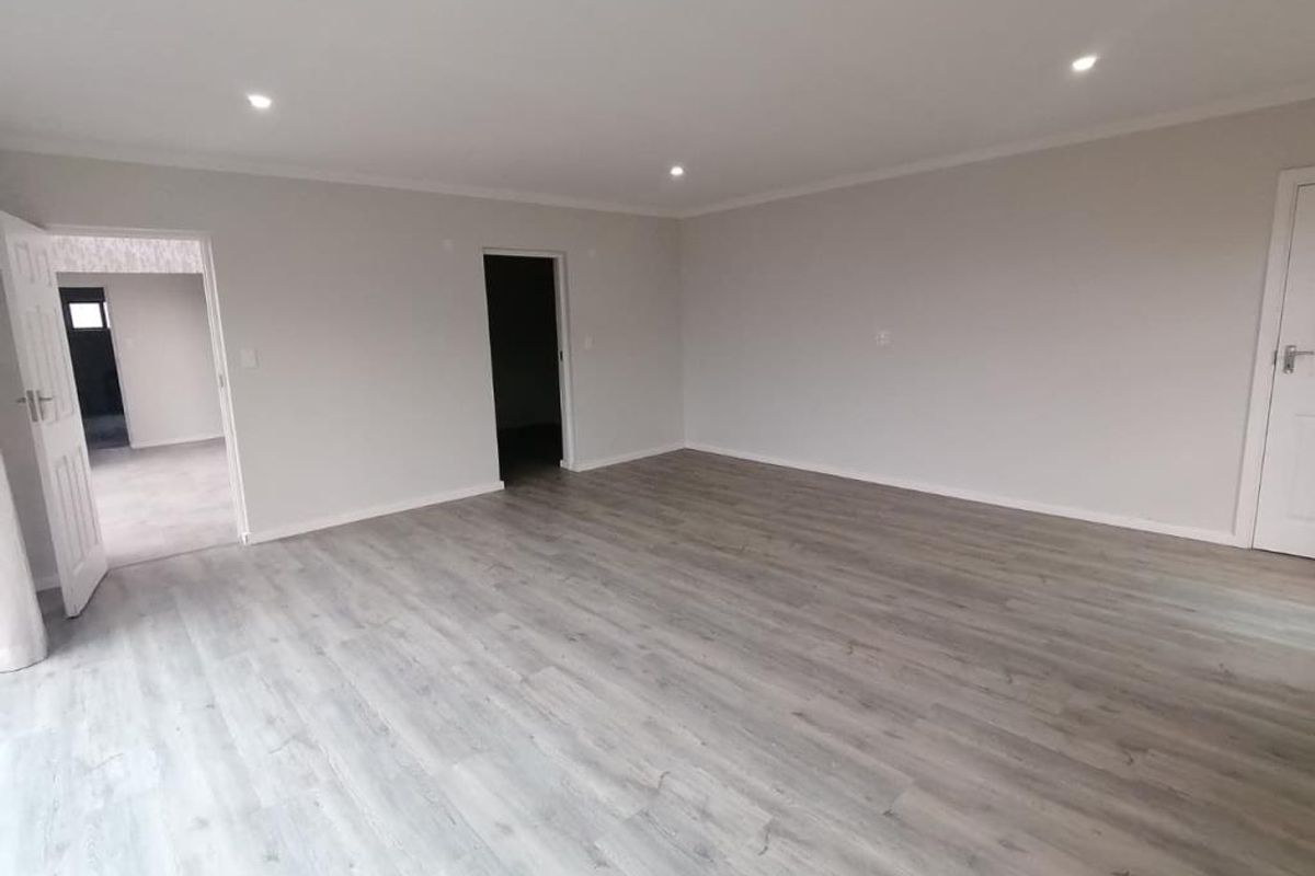 Expansive 3 Bedroom House in Coral Beach, Winterstrand - Photo 3