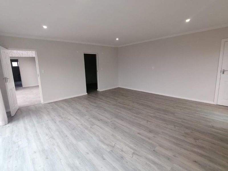 Expansive 3 Bedroom House in Coral Beach, Winterstrand - Photo 3