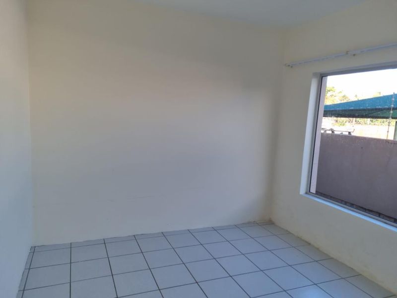 Spacious two-bedroom flat in La Chari, Gonubie - Photo 6