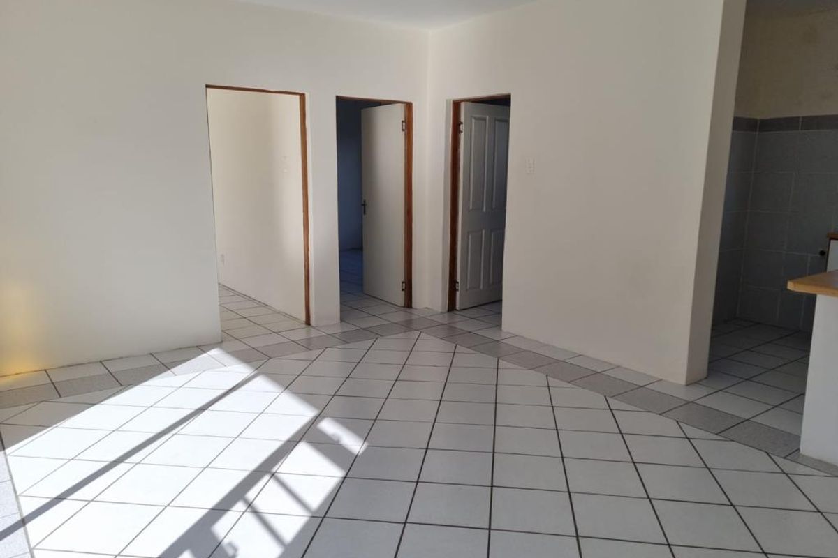 Spacious two-bedroom flat in La Chari, Gonubie - Photo 2