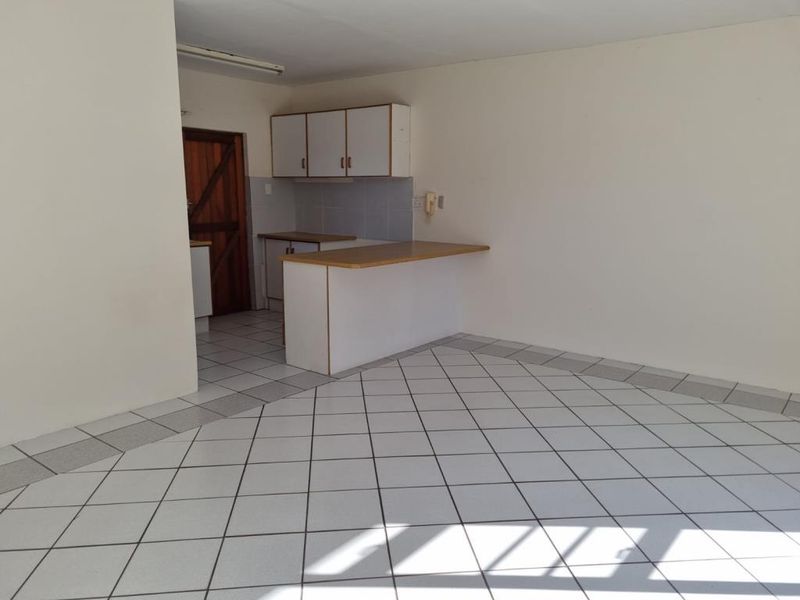 Spacious two-bedroom flat in La Chari, Gonubie - Photo 3