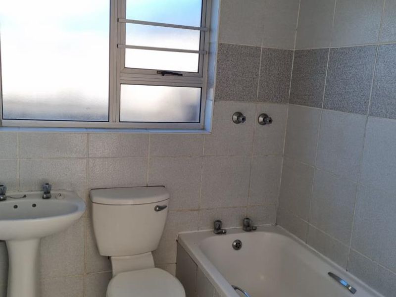 Spacious two-bedroom flat in La Chari, Gonubie - Photo 10